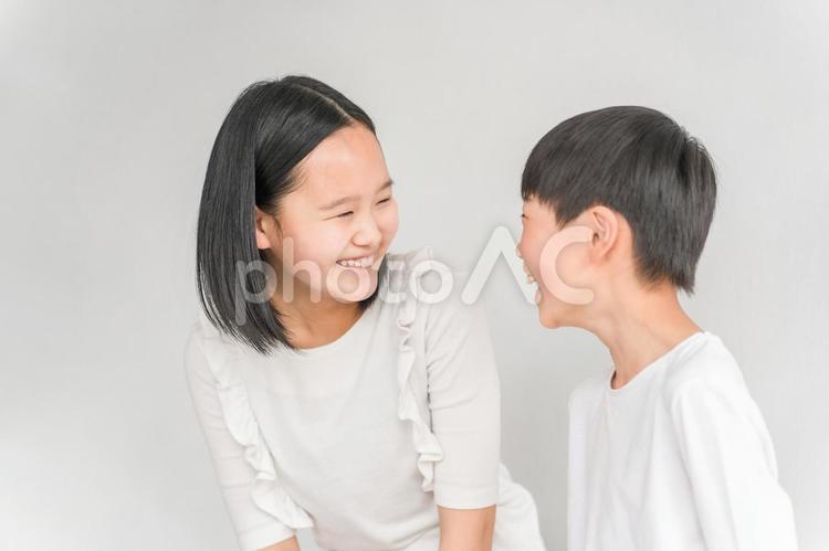 笑顔で話す子供の姉弟（お姉ちゃん・弟） 子供,姉弟,兄弟の写真素材