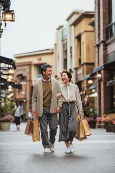 手をつないで歩く幸せな二人 手をつないで歩く幸せな二人の写真