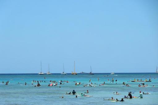 波を待つ大勢のサーファー 波を待つ大勢のサーファーの写真