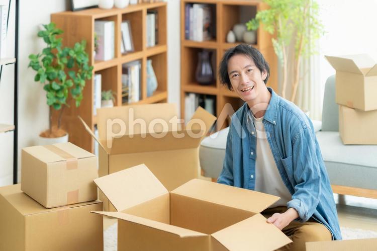 引越しをする若い男性 引越し,男性,引っ越しの写真素材