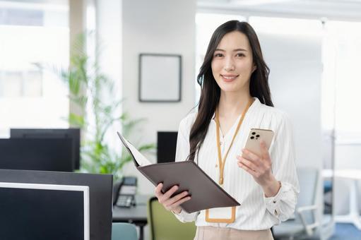 オフィスカジュアルの若い女性エンジニア オフィスカジュアルの若い女性エンジニアの写真
