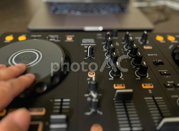 DJのイメージ【スクラッチ】 dj,dj機材,ターンテーブルの写真素材