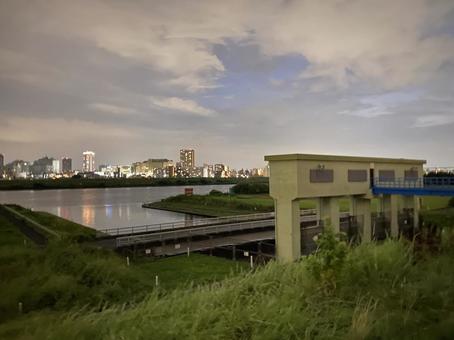 夕暮れ荒川の水門 夕暮れ荒川の水門 水門,荒川,夕暮れの写真素材