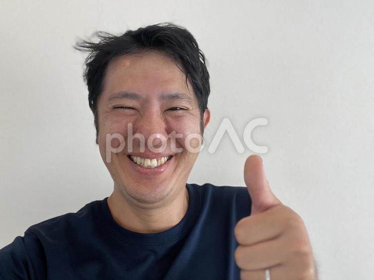 寝癖のついた笑顔の男性　 寝癖,男性,笑顔の写真素材