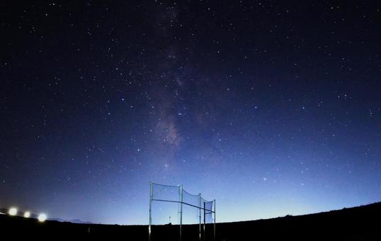 夜の野球場バックネットと星空・天の川 夜の野球場バックネットと星空・天の川 星空,天の川,夜景の写真素材