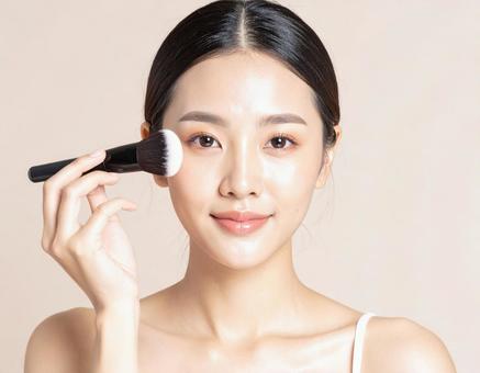メイクする女性 メイクする女性の写真