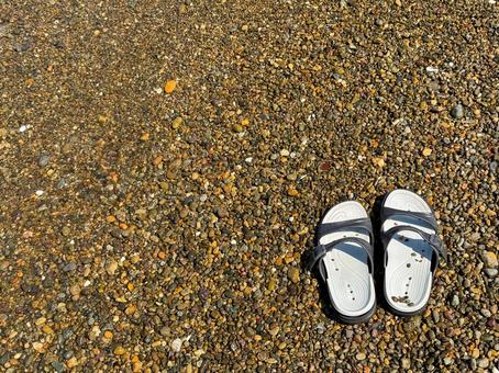 海辺のビーチに置かれたサンダル 海,海辺,ビーチの写真素材