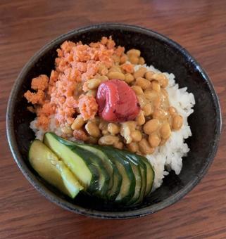 政府備蓄米ご飯に鮭フレークなどの茶碗飯1 政府備蓄米ご飯に鮭フレークなどの茶碗飯1の写真