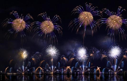 鮮やかな湖上打ち上げ花火/松江水郷祭 鮮やかな湖上打ち上げ花火/松江水郷祭 花火,打ち上げ花火,夏の写真素材