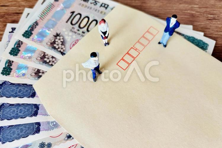 現金と封筒とビジネスマン お金,現金,封筒の写真素材
