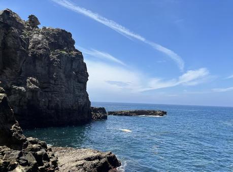 断崖と青い海の絶景 断崖と青い海の絶景 海,絶景,青空の写真素材