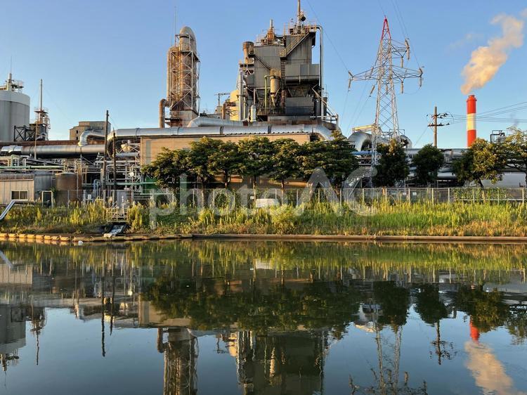 晴天の早朝の工場風景 工場,晴天,朝の写真素材