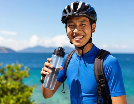 サイクリストの夏・休憩と給水(背景に海) サイクリストの夏・休憩と給水(背景に海)の写真