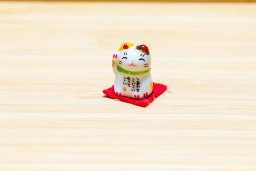 招き猫の飾り物 置物,招き猫,木目素材の写真素材