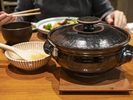 食の余韻を包む土鍋ご飯 土鍋,ごはん,日本食の写真素材