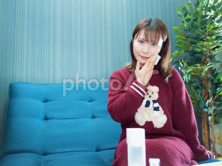 03：パジャマ姿でメイクする女性 パジャマ,メイク,女性の写真素材