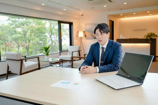 相談するビジネスマン 相談するビジネスマン 男性,大人,スーツの写真素材