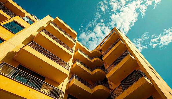 マンションを見上げる 青空背景 マンションを見上げる 青空背景の写真
