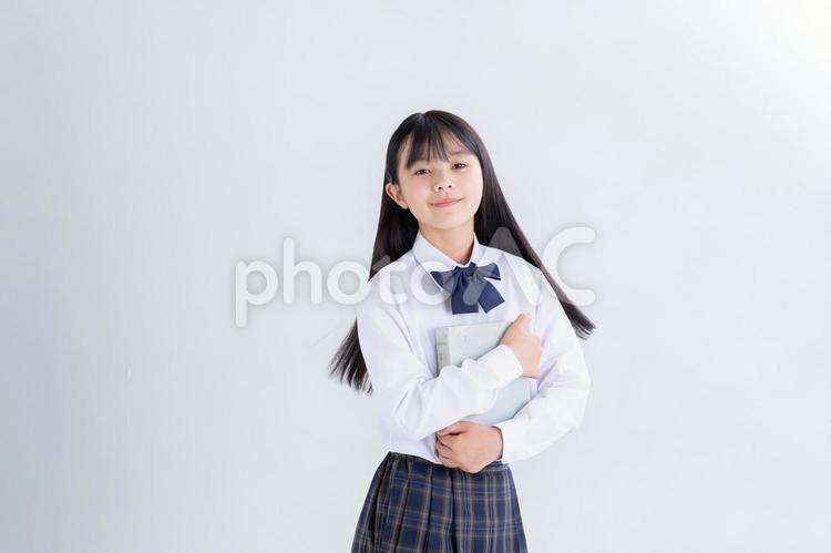  制服を着て振り返る小学生 制服,白背景,カメラ目線の写真素材