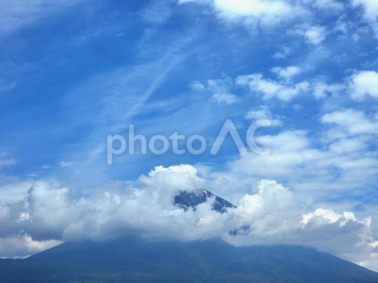 美しい富士山を隠す雲 富士山,雲,雨上がりの写真素材