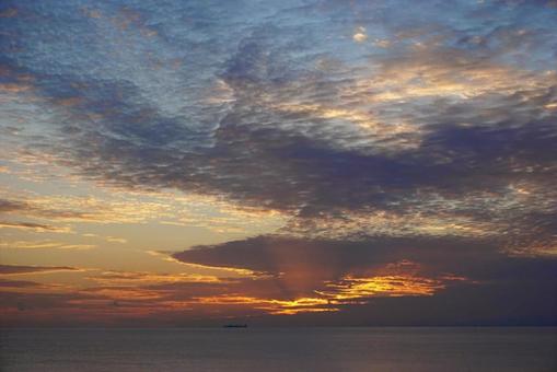 夕焼け空と海の風景 夕焼け空と海の風景 夕焼け,海,空の写真素材