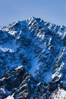 冠雪の北アルプスの奥穂高岳 冠雪,冬山,雪山の写真素材