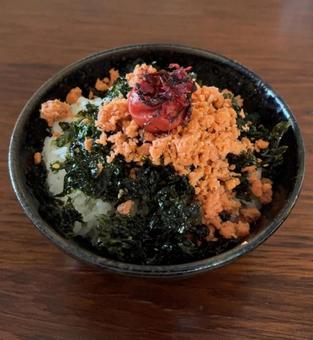 政府備蓄米ご飯に鮭フレークなどの茶碗飯 政府備蓄米ご飯に鮭フレークなどの茶碗飯の写真