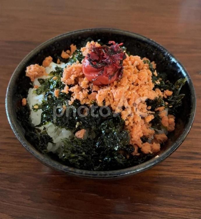 政府備蓄米ご飯に鮭フレークなどの茶碗飯 茶碗飯,政府備蓄米,ご飯の写真素材