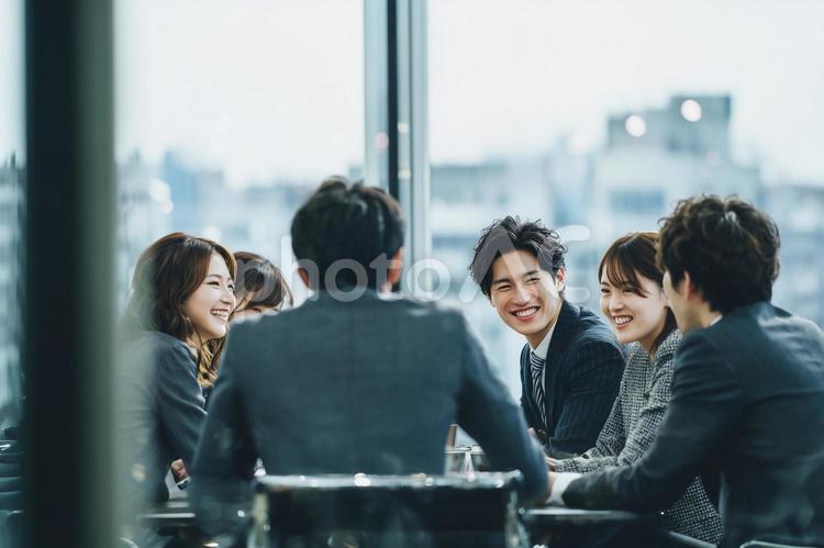 内定者懇親会、新入社員研修 内定者,懇親会,新入社員の写真素材