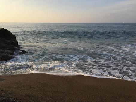 夕暮れ時の穏やかな浜辺 夕暮れ時の穏やかな浜辺の写真