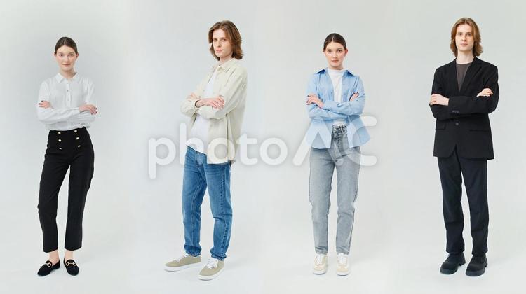 腕組みをしている外国人男女 男女,腕組み,ポーズの写真素材