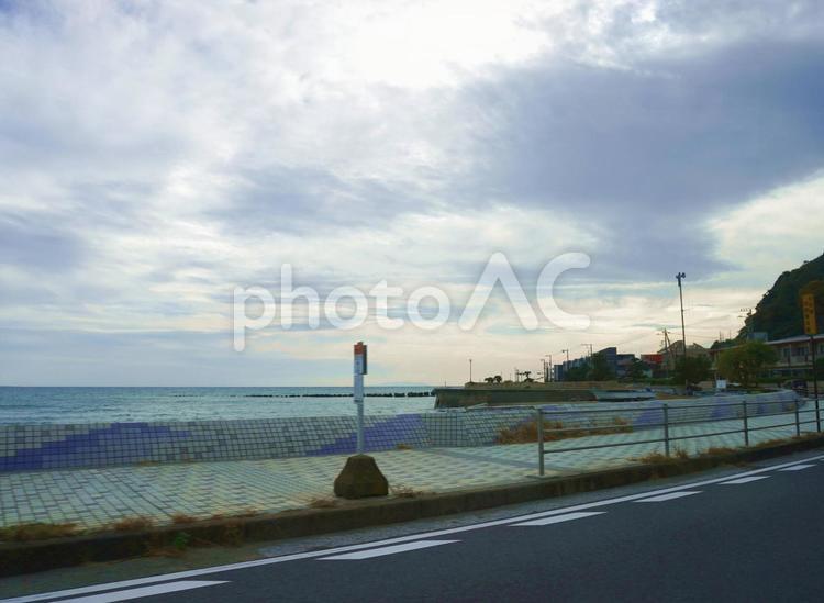 夕方の空と湘南の海 海,バス停,道路の写真素材