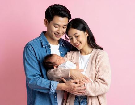 赤ちゃんを抱く幸せそうな夫婦 赤ちゃんを抱く幸せそうな夫婦の写真