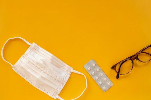 織布のマスクと薬と眼鏡 花粉症,花粉,マスクの写真素材