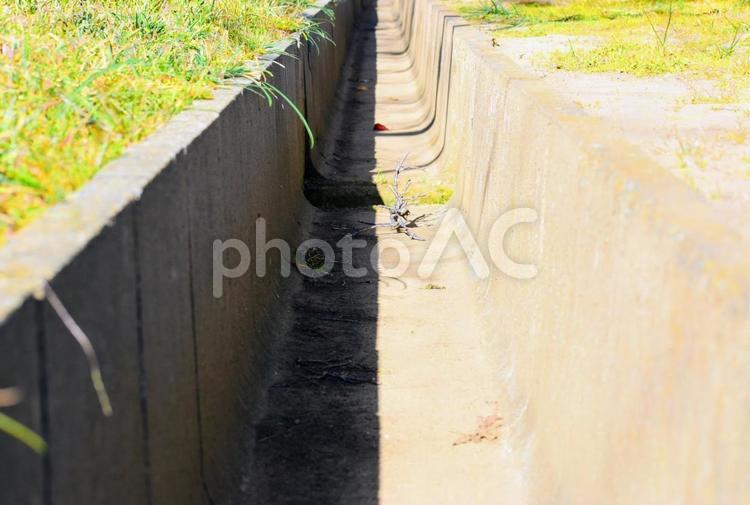 側溝と奥行と陽射しと。 側溝,溝,凹みの写真素材