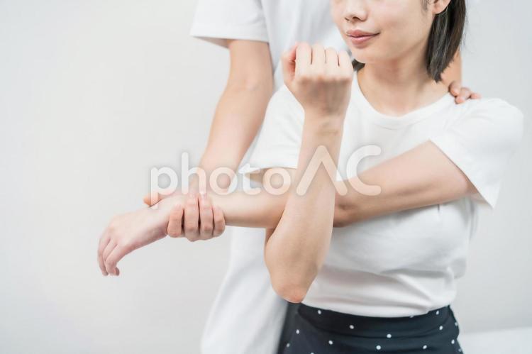 エステサロンでマッサージを受ける若い女性 女性,エステサロン,美肌の写真素材