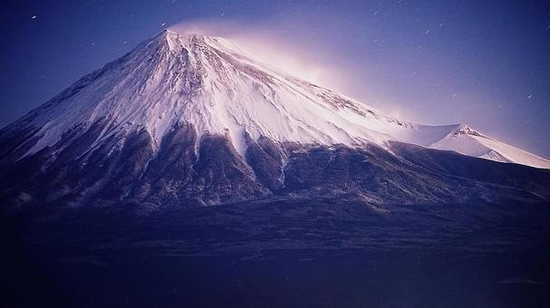 富士山の雪煙(夜明け前) 富士山の雪煙(夜明け前) 富士山,世界遺産,富士登山の写真素材
