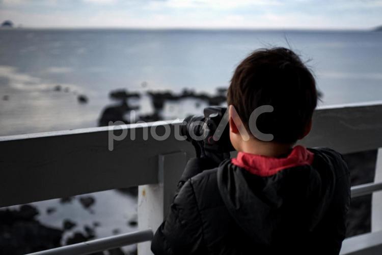 ※＜素材＞旅行で夜明けの海を撮影する少年 子供,海,展望台の写真素材
