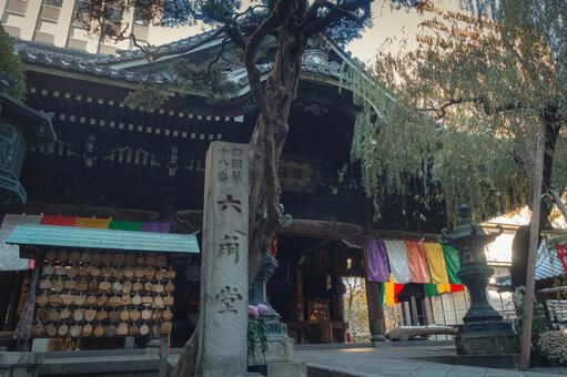 京都、紫雲山頂法寺六角堂の本堂 建物,京都,風景の写真素材