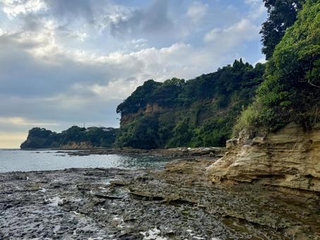 山口県彦島 竹ノ子島の磯辺 山口県彦島 竹ノ子島の磯辺 瀬戸内海,関門海峡,雲の写真素材