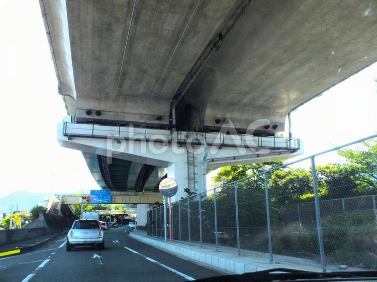 T字型1脚で支える橋脚の部分　バイパス 橋脚,立体交差,立体交差道路の写真素材