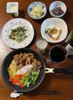 フライパンで作る石焼風ビビンバなどの夕食 フライパンで作る石焼風ビビンバなどの夕食 夕食,ご飯,夜ごはんの写真素材