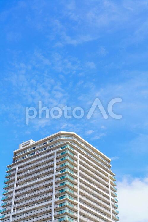 青空とタワーマンション タワーマンション,住宅,マンションの写真素材