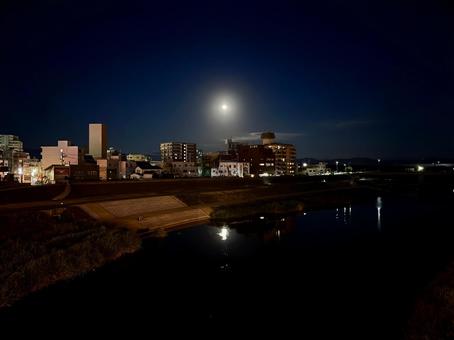 夜空と満月　福井県の足羽川 夜空,満月,福井県の写真素材