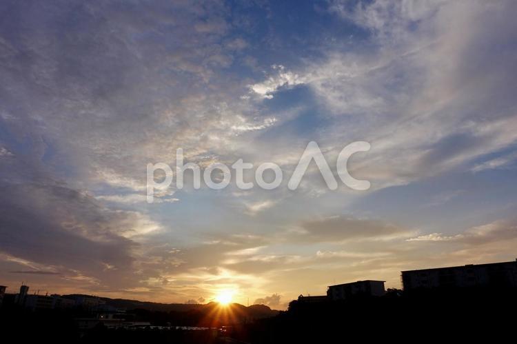 住宅街の夜明け～夏～311 朝日,日の出,早朝の写真素材
