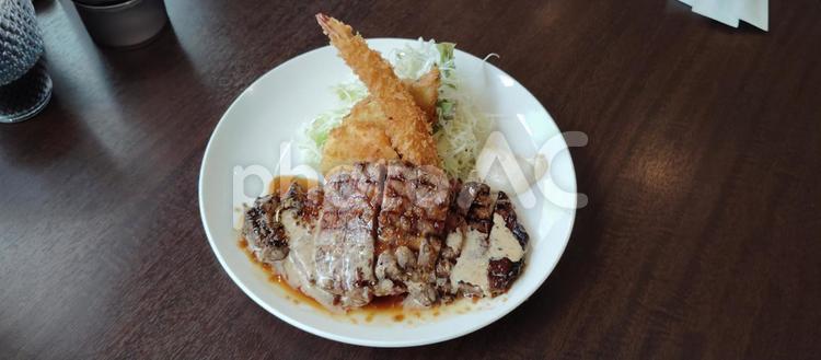 牛肉ステーキと海老フライの洋食 ステーキ,エビフライ,洋食の写真素材