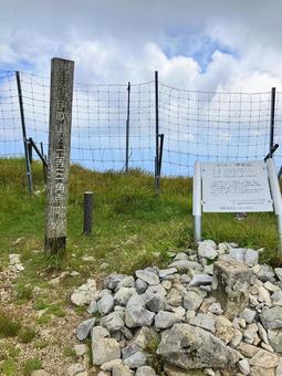 伊吹山一等三角点 伊吹山一等三角点,三角点,伊吹山の写真素材