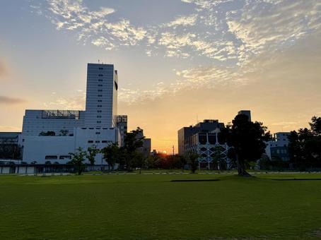 夕方の福井県庁前 中央公園 夕方の福井県庁前 中央公園 福井県庁中央公園,夕方,太陽の写真素材
