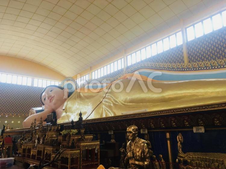 マレーシアの横たわる仏像 マレーシア,仏像,仏教の写真素材