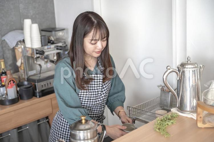 洗い物をする女性 洗い物,片付け,シンク作業の写真素材